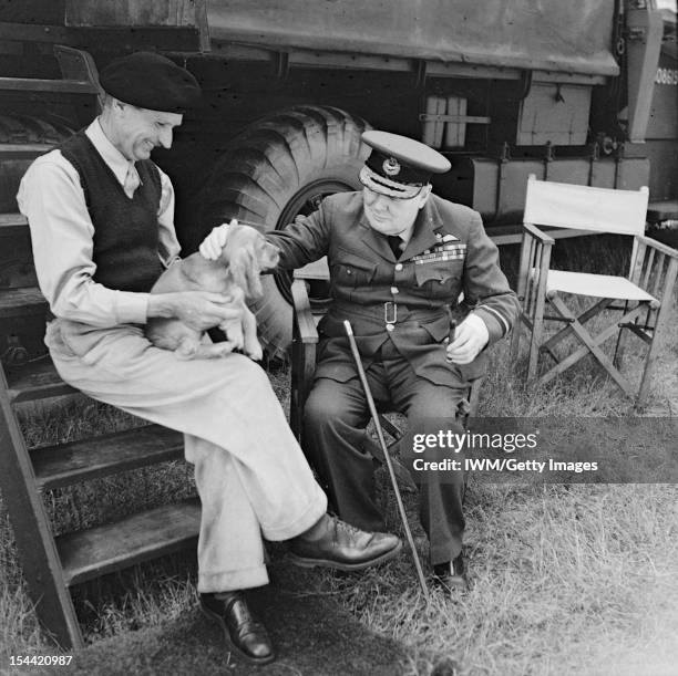 Churchill e Montgomery com um cachorro