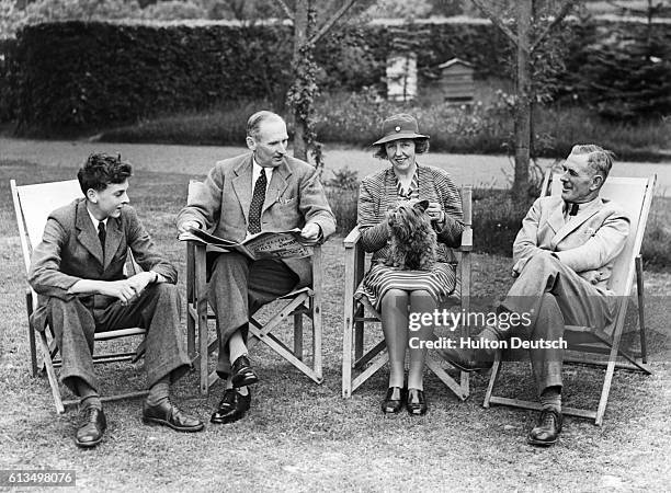 Família Montgomery no jardim